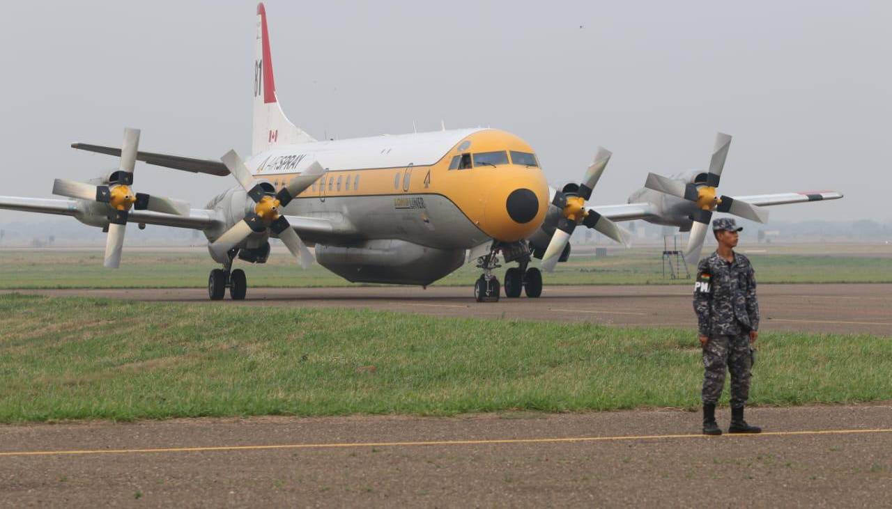 Arriba el avión cisterna Tanker Electra y un helicóptero para combatir incendios forestales en Bolivia