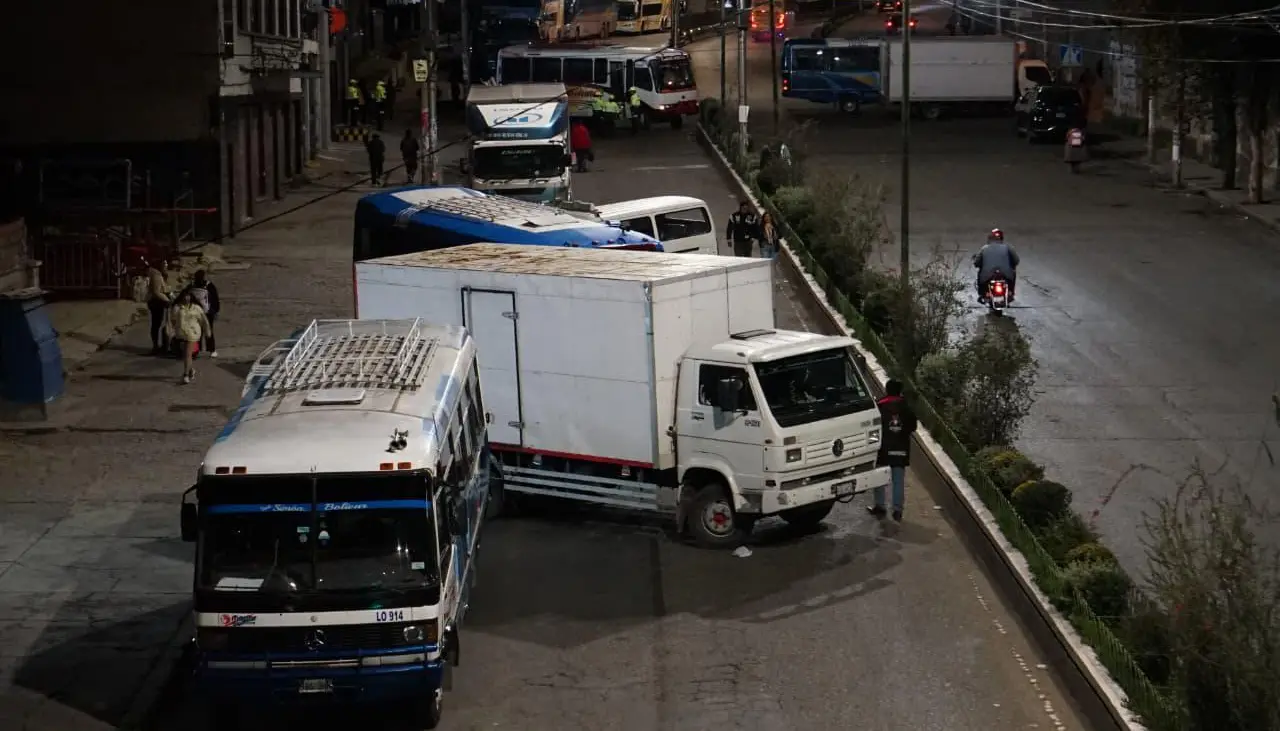 “No sabemos a que hora llegará la cisterna”: Filas y bloqueos por diésel se registran este viernes en La Paz 