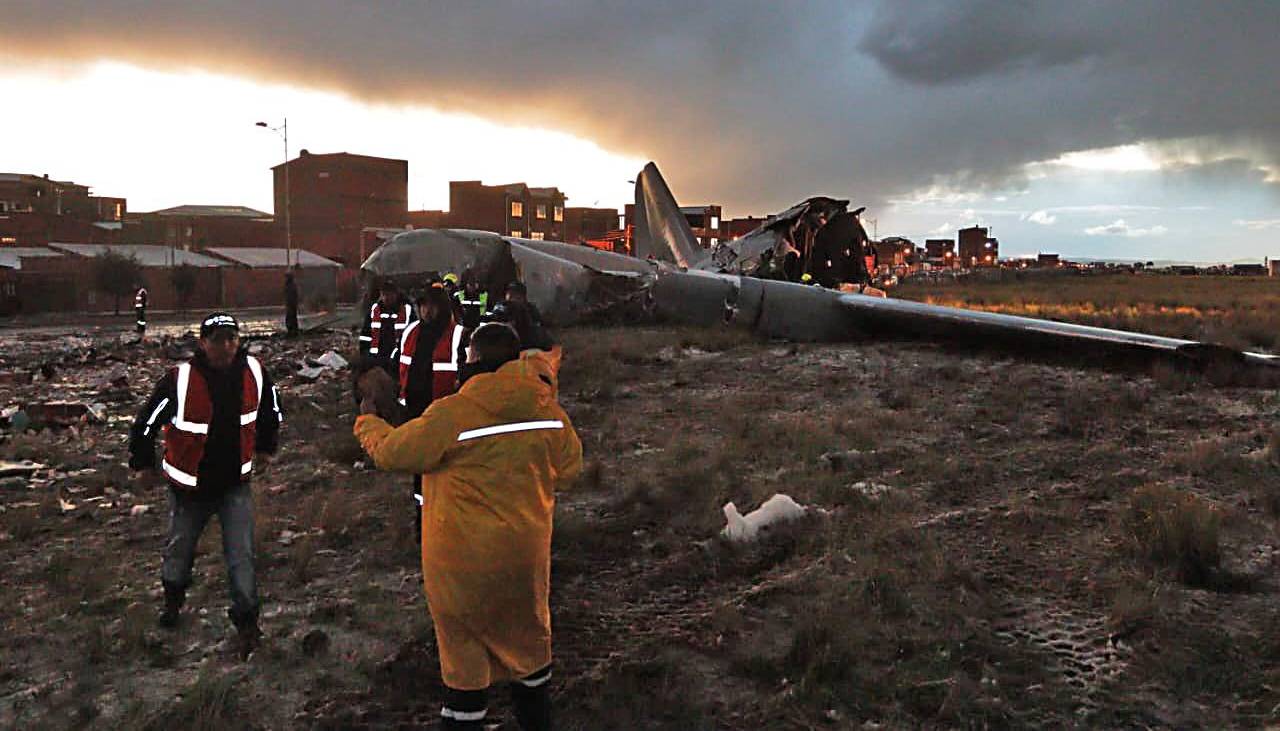 “Necesitamos buscar heridos”: Bomberos pide a pobladores de El Alto retirarse de la zona del accidente del avión militar 