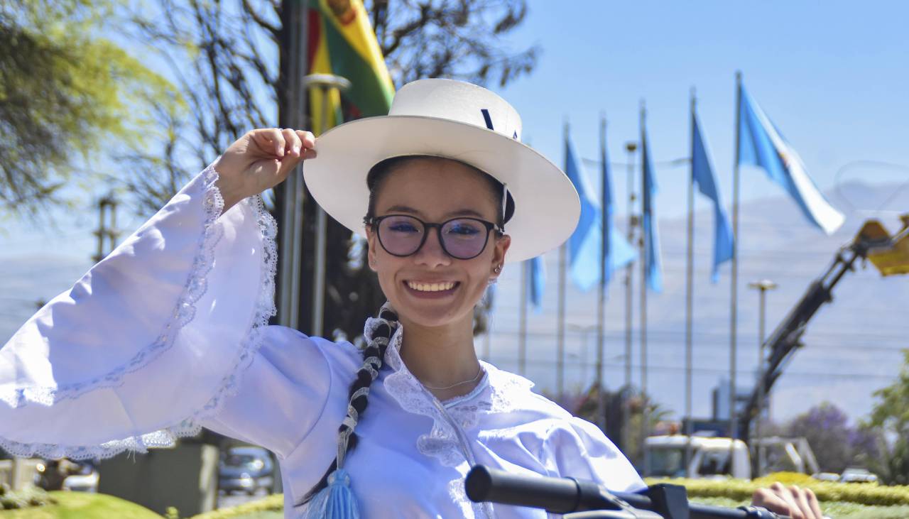Cochabamba conmemora 216 años del Grito Libertario con escenificación, desfiles y serenata