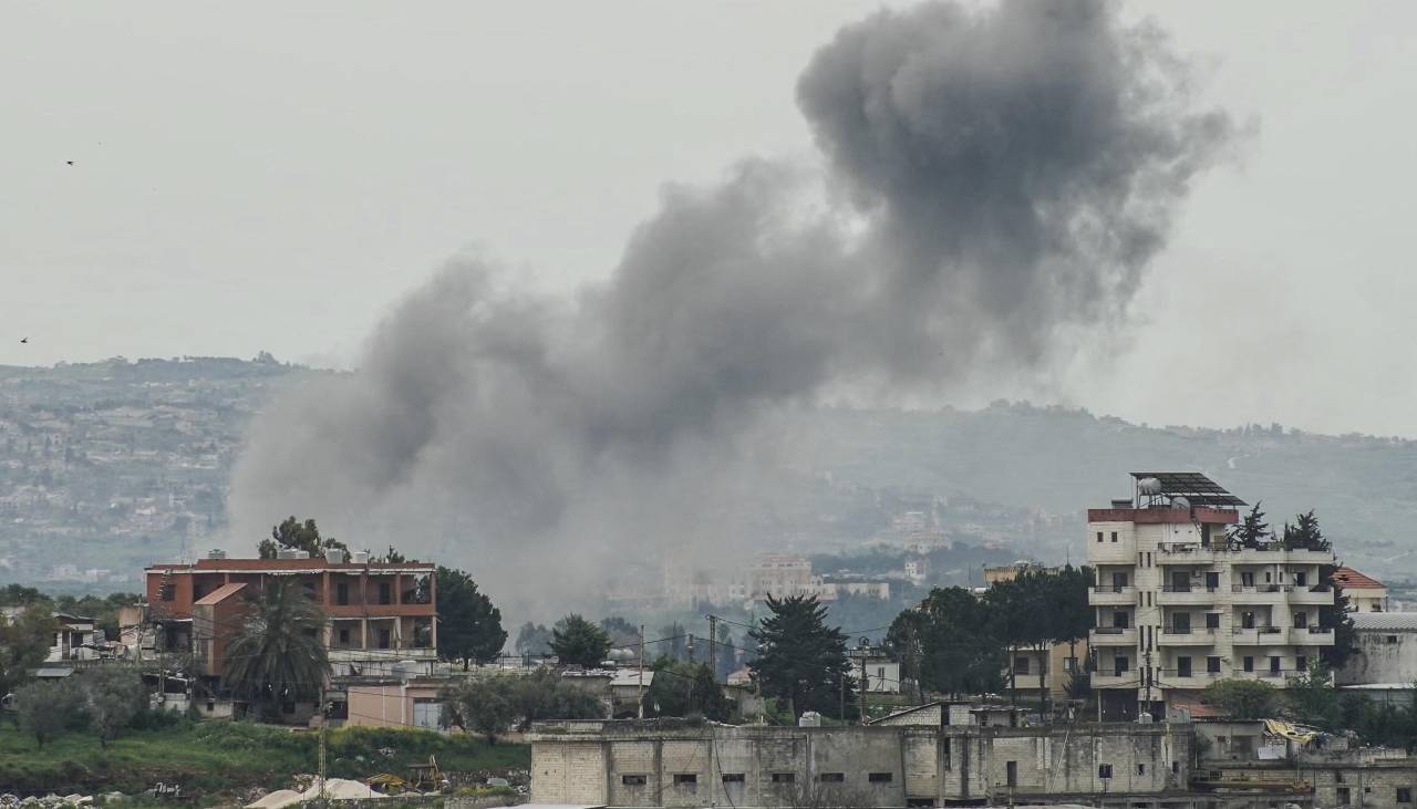 Israel ataca el sur de Líbano y Hezbolá dispara cohetes