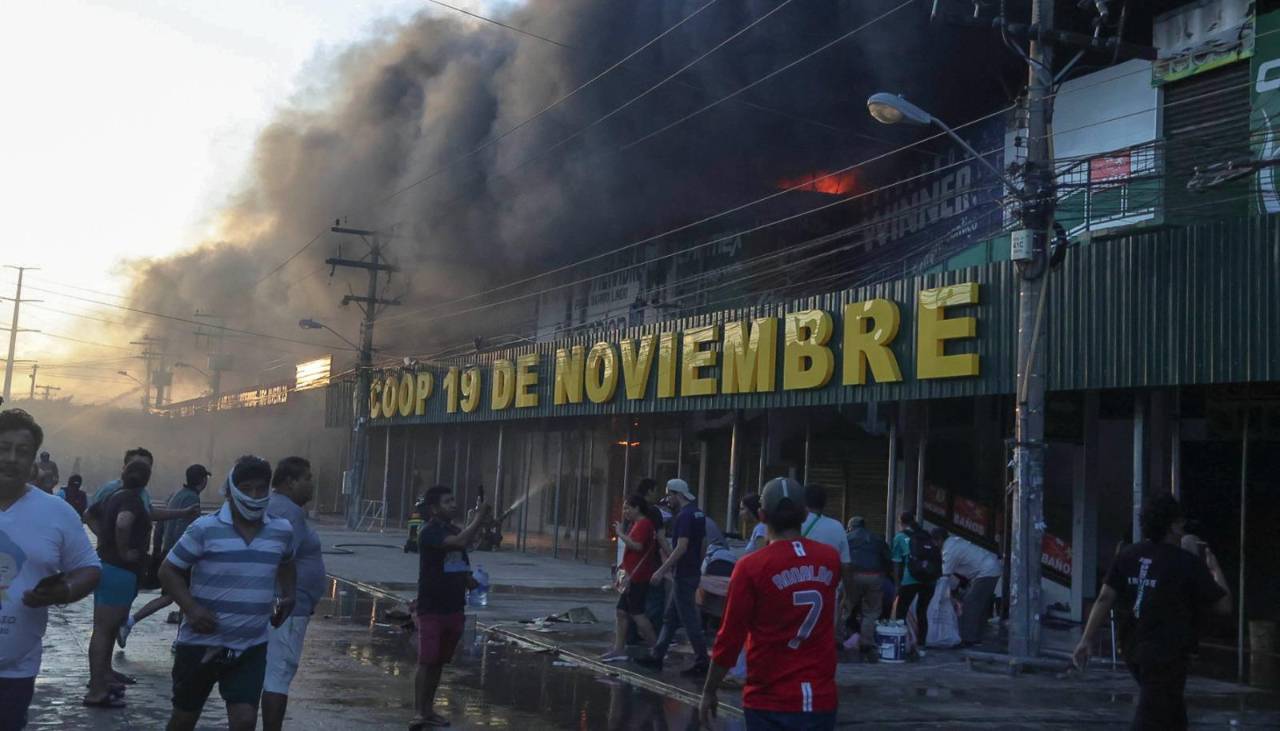 Barrio Lindo: Tras más de siete horas persiste el fuego y alertan que se acaba el diésel para que la maquinaria opere 