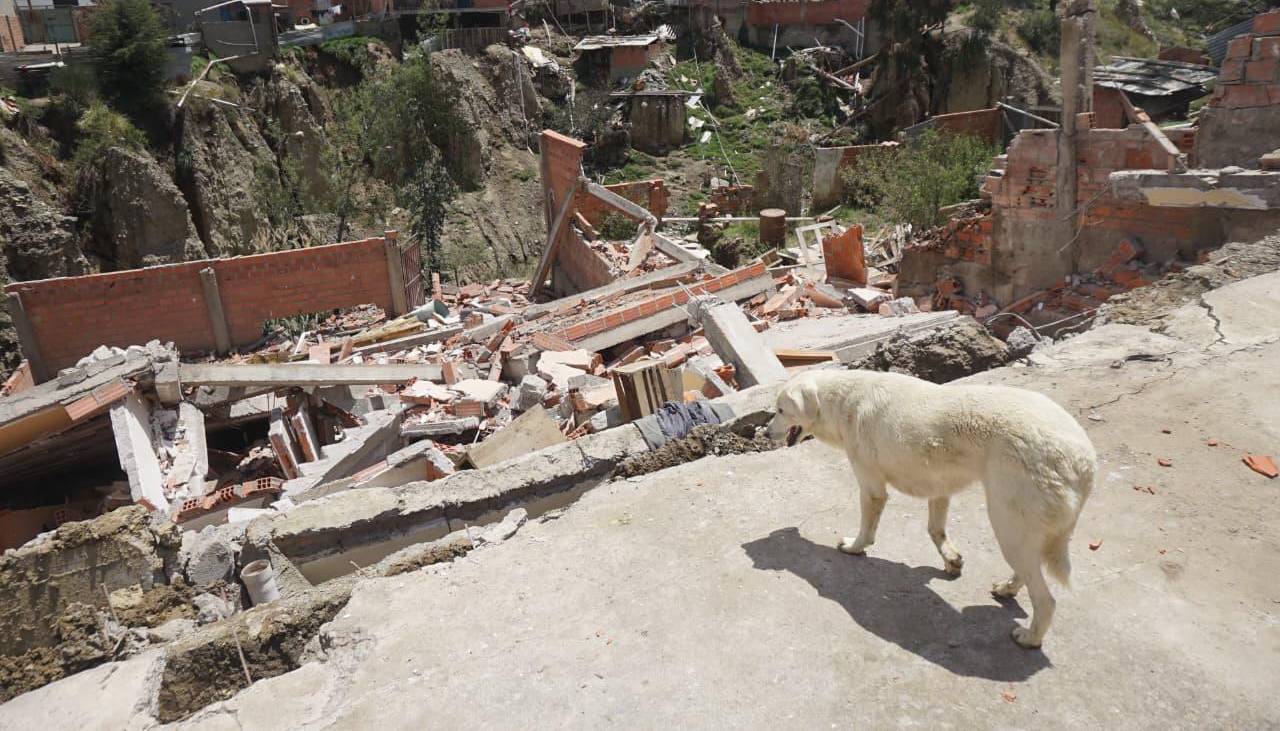“No tenemos dónde ir”: Granizada provoca el colapso de una casa de tres pisos en la zona sur de La Paz