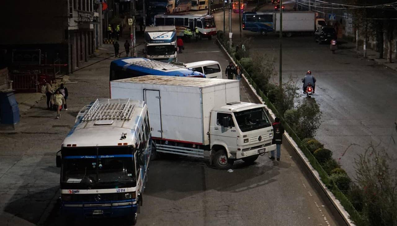 “No sabemos a que hora llegará la cisterna”: Filas y bloqueos por diésel se registra este viernes en La Paz 
