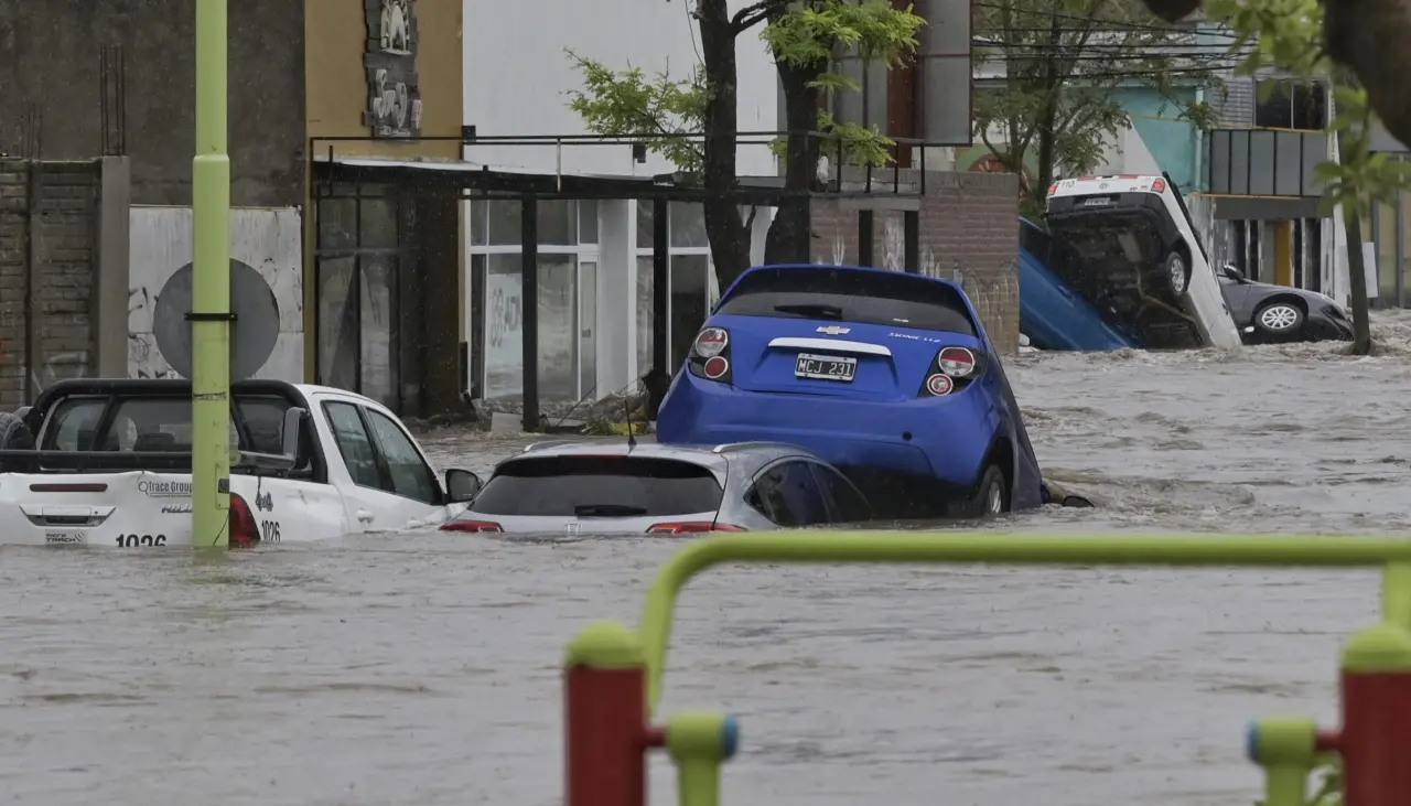 Aumentan a 13 los muertos por las inundaciones en Argentina; hay dos niñas desaparecidas