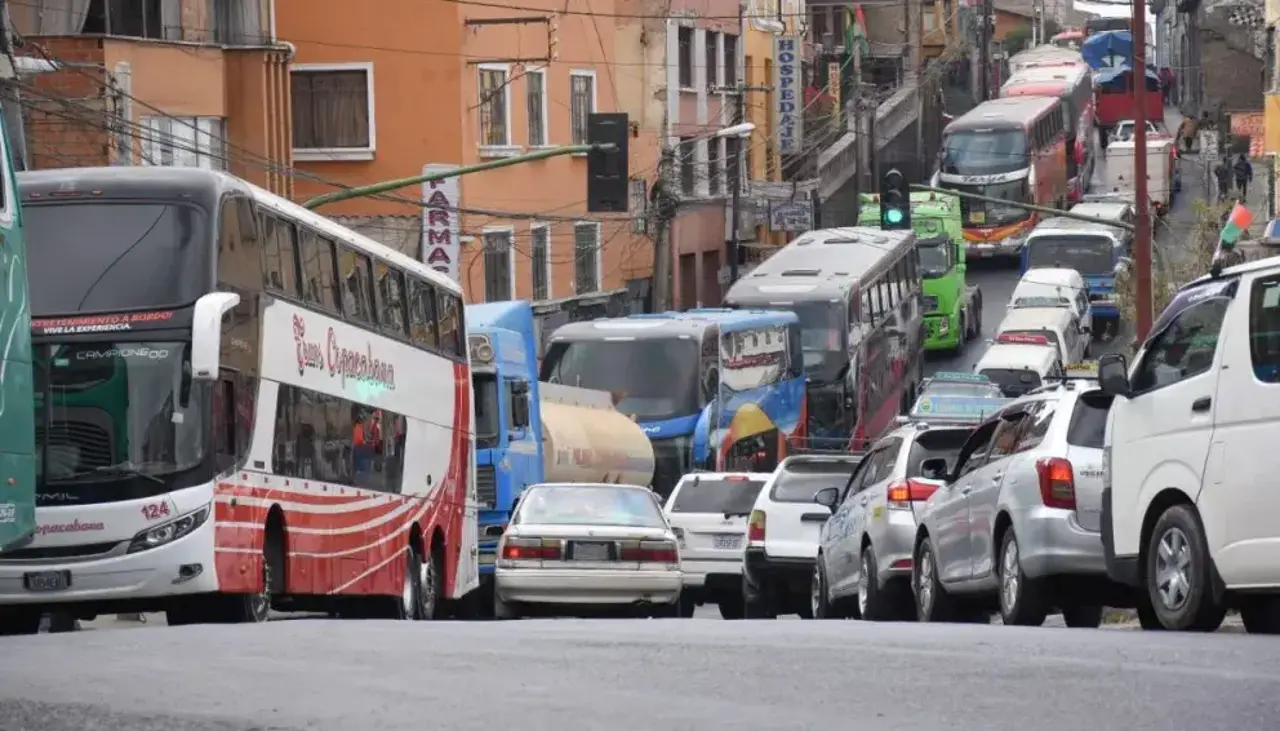Antes del feriado largo, transportistas reportan largas filas por diésel y menor frecuencia de viajes