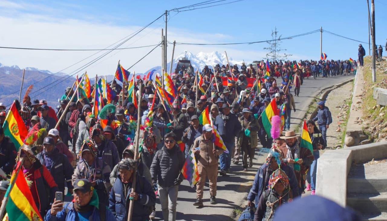 Sube la tensión en La Paz: La marcha de la COB y campesinos se dirige a la plaza Murillo; la Policía está en apronte