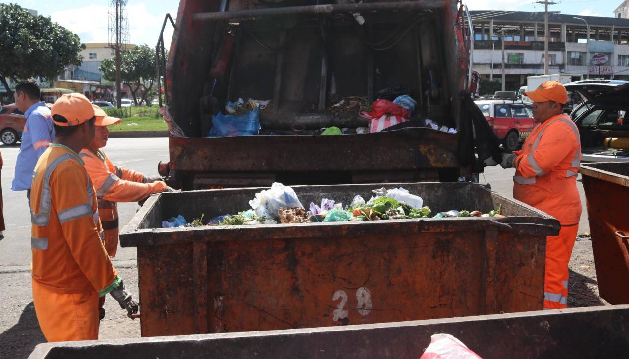 Emacruz dice que trabaja con el 70% de camiones recolectores de basura por la falta de diésel y anuncia plan de contingencia 