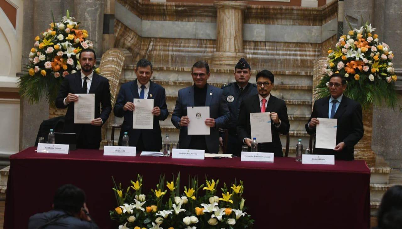 En presencia de gobernadores, Paz promulga la ley que devuelve el pago de prediarios y el bono de vacunación al Gobierno
