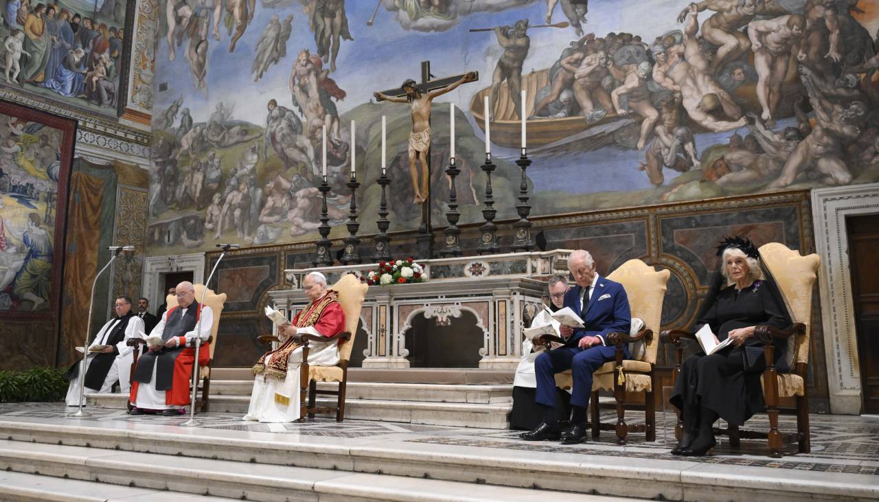 El papa y el rey Carlos III rezan juntos en la Capilla Sixtina en un evento histórico después de casi 500 años