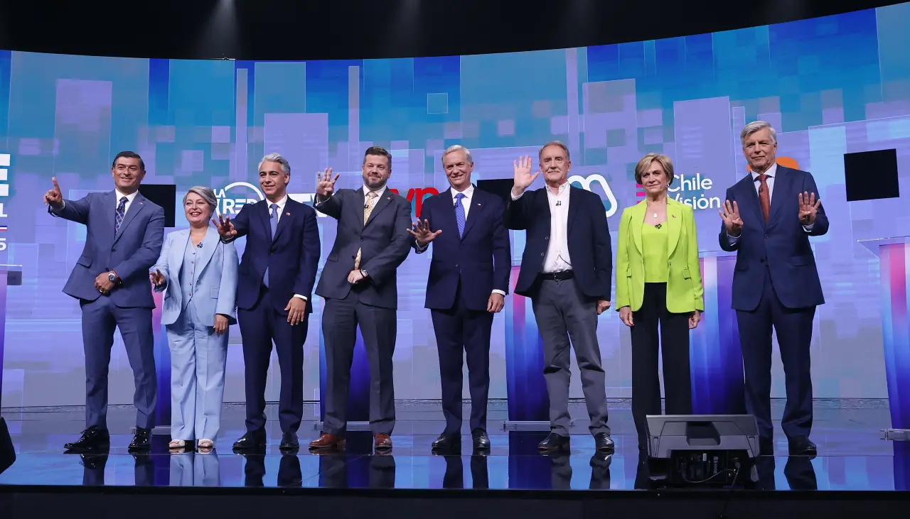 Candidatos Kast y Kaiser arremeten contra Jara en último debate antes de las presidenciales en Chile