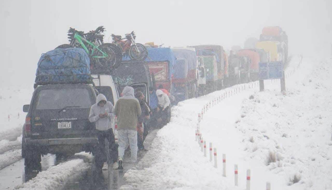 Maquinaria trabaja en tramos afectados por nieve y derrumbes en diversas zonas de Cochabamba