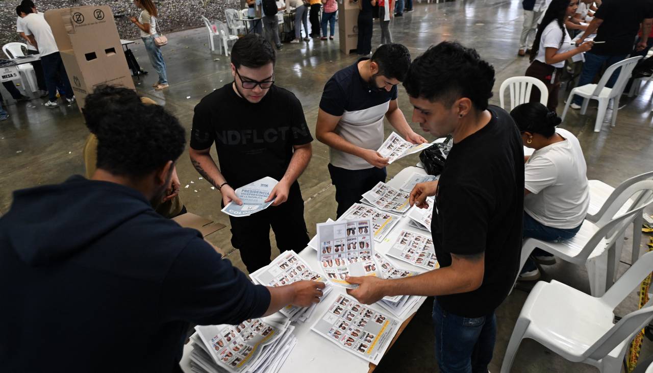 Colombia cierra los colegios electorales y empieza el conteo de los votos para presidente