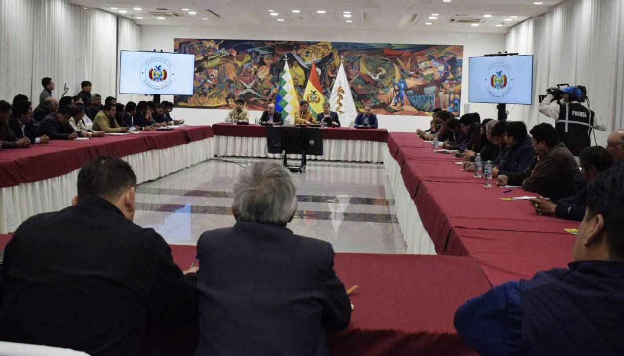 El diálogo para frenar el paro de los choferes está en curso; Zamora confirma la presencia de Paz