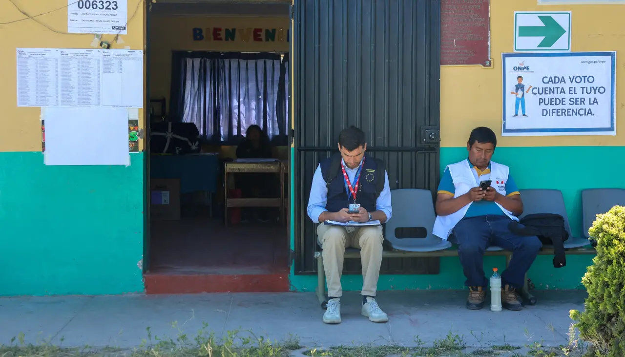 Perú reabre mesas de votación el lunes por incidentes que dejaron a miles sin sufragar