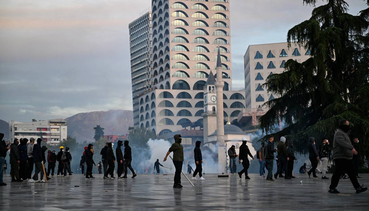 Manifestantes y Policía chocan en Albania durante una nueva protesta contra la corrupción