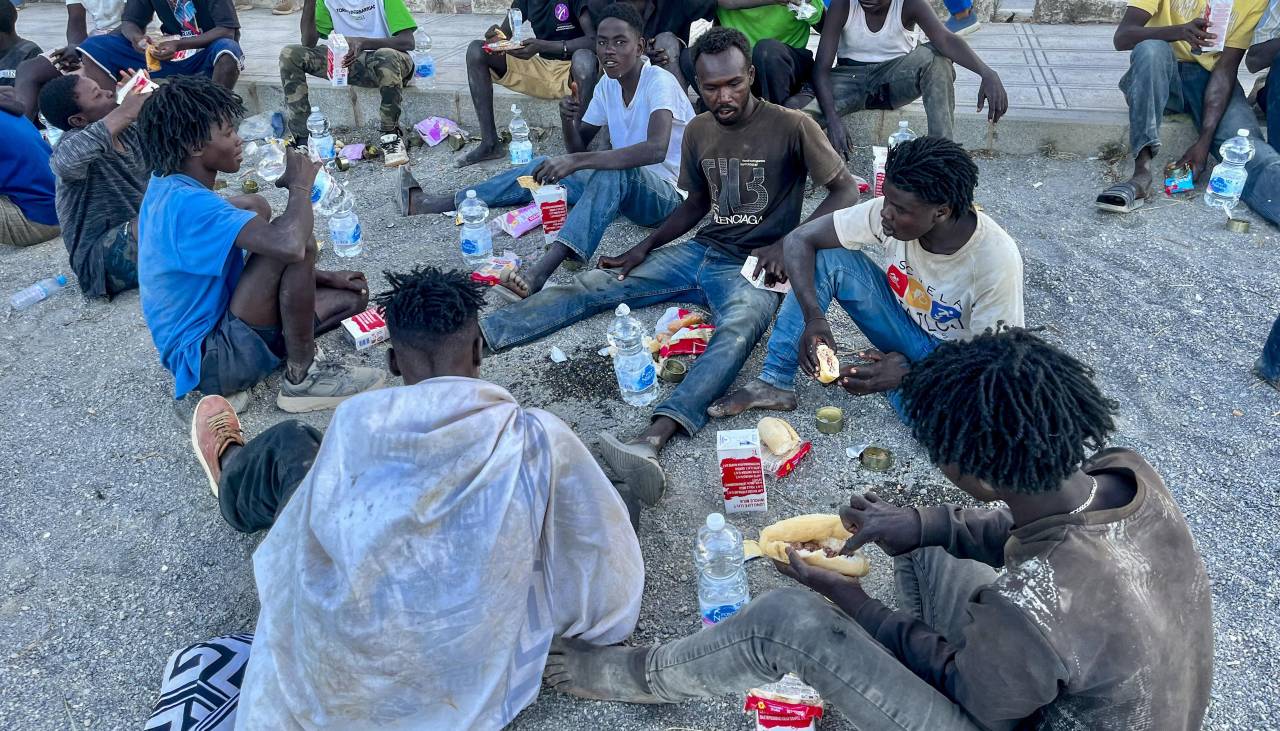 Familiares buscan a 44 personas desaparecidas tras la entrada masiva de migrantes en Ceuta