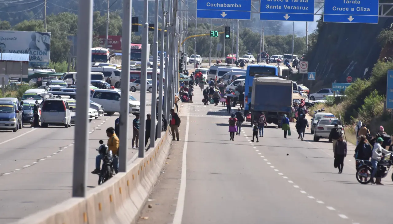 Transporte Libre levanta bloqueos en Cochabamba tras compromisos de la ABC