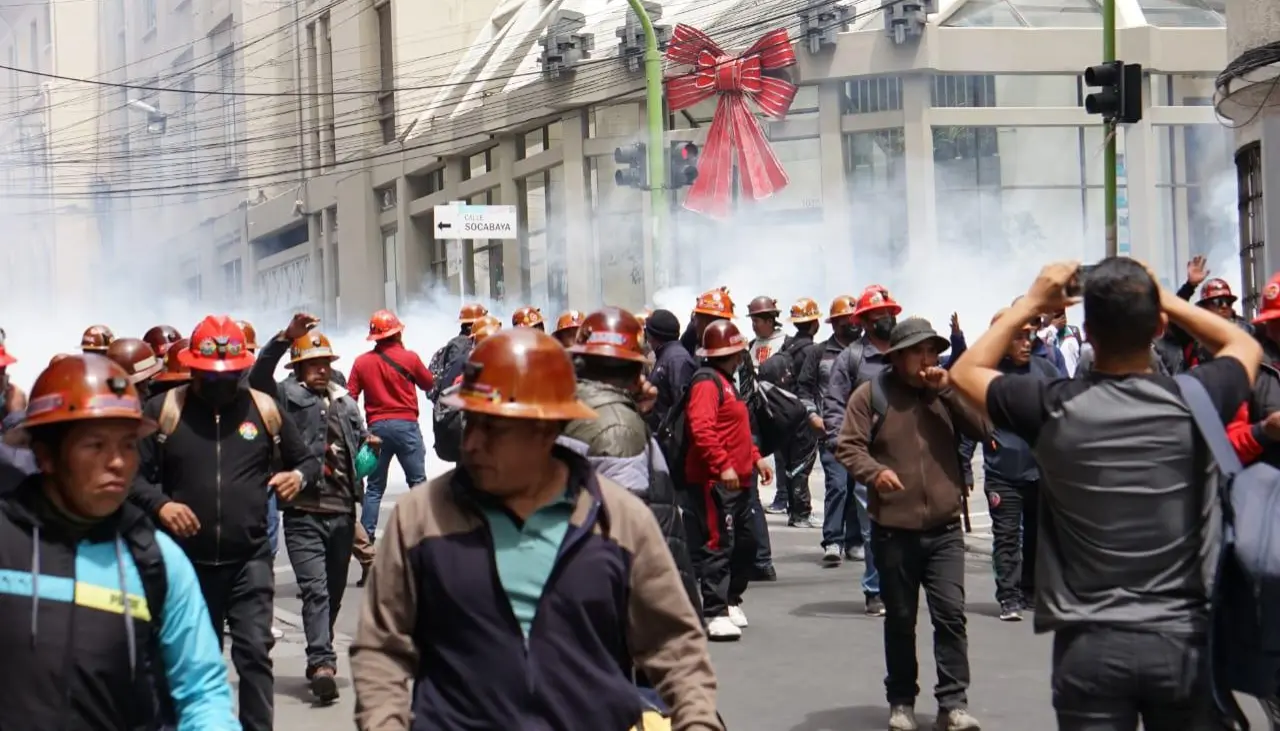 Protesta por el DS 5503: Lanzan petardos y dinamitas y se reportan al menos tres policías heridos 