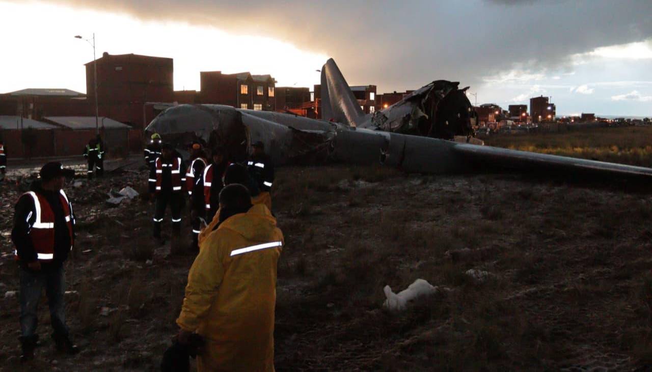 Avión accidentado en El Alto arribó desde Santa Cruz y se salió de la pista 1 kilómetro, señala el Ministerio de Defensa