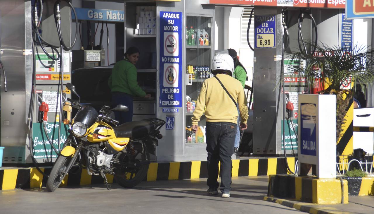 Arranca el mes patrio y las filas por diésel siguen: choferes esperan hasta tres días por diésel en Santa Cruz y La Paz
