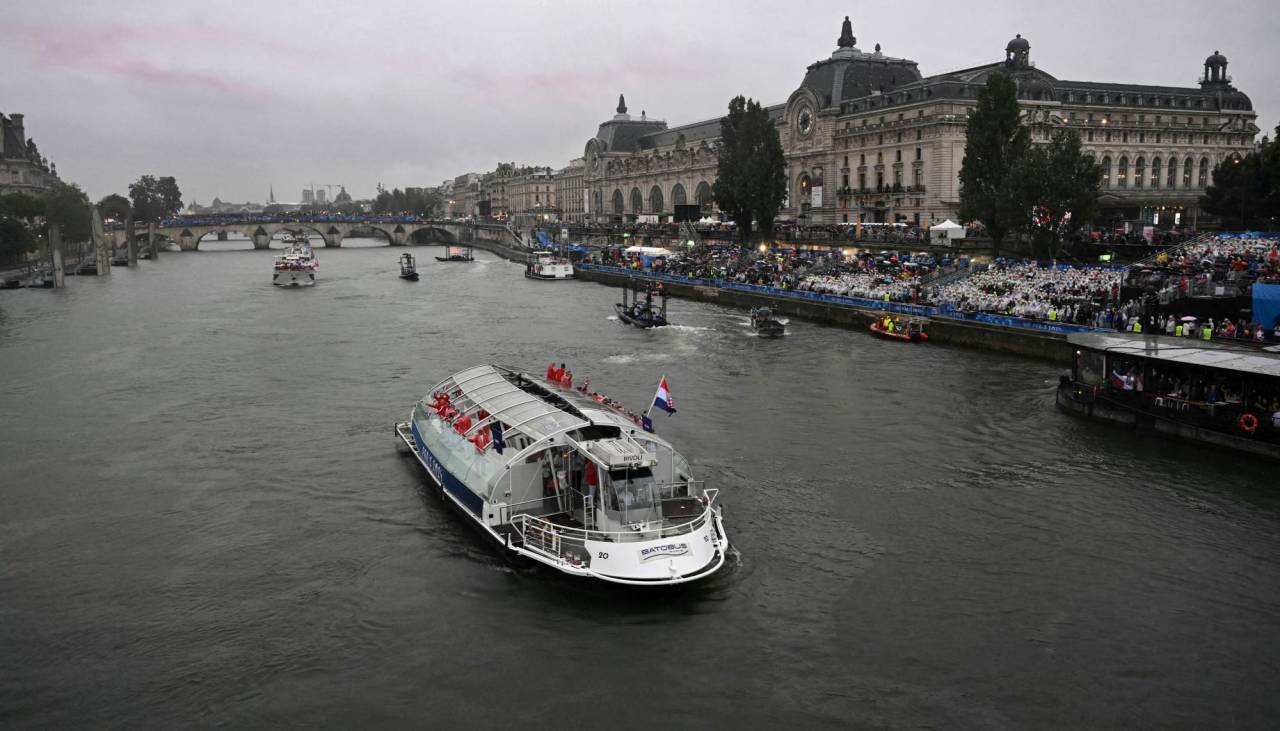 A orillas del río Sena, París vibra con su fiesta olímpica