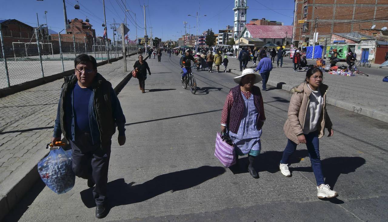 Vecinos desbloquean vías en El Alto y advierten que no están con el Gobierno y tampoco contra protestas pacíficas