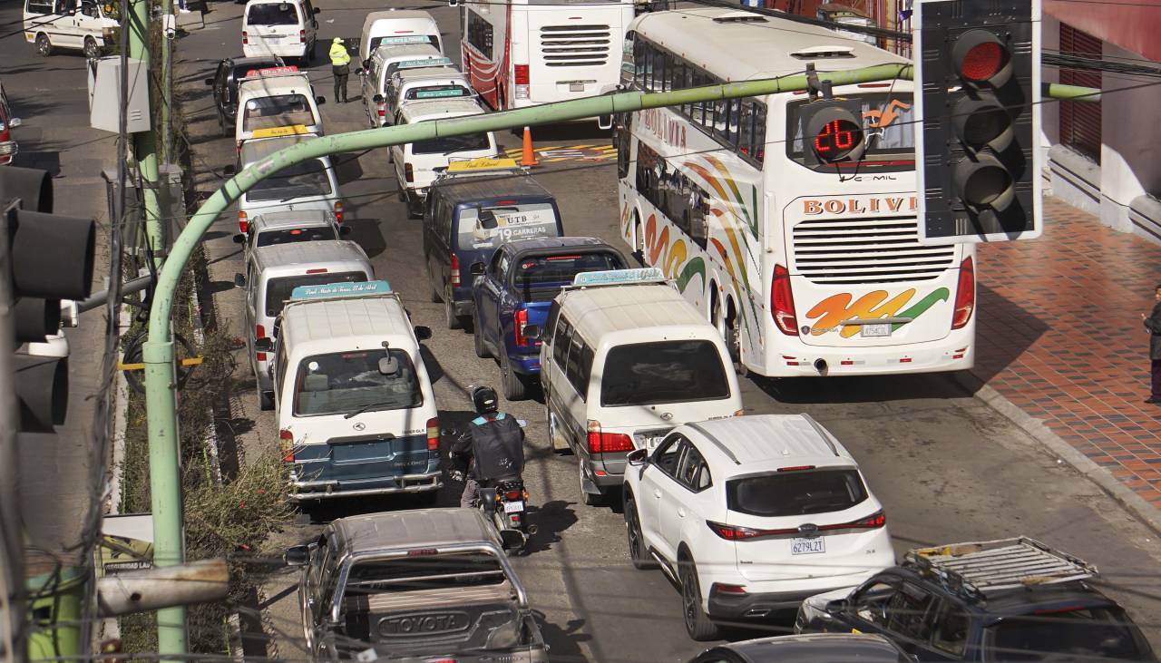 La Paz: Un surtidor implementa tarjetas de control para cargar combustible ante largas filas