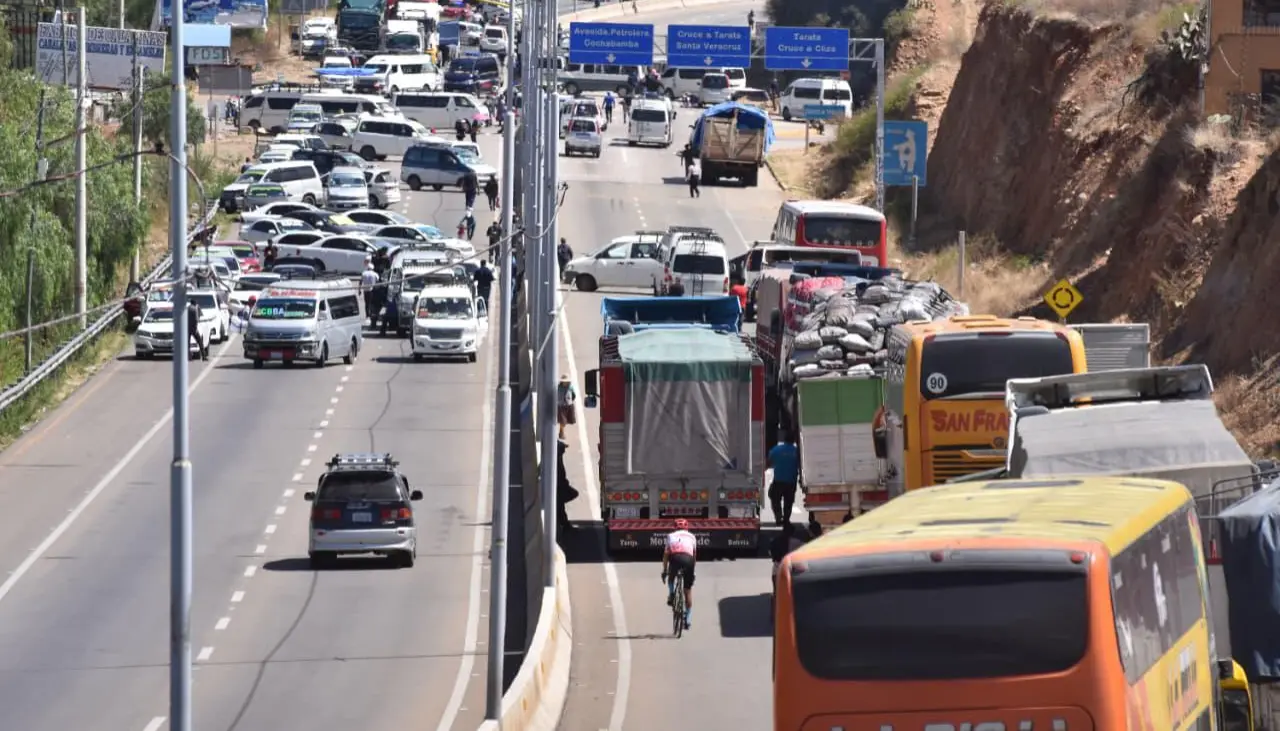 Falta de combustibles genera molestia, bloqueos esporádicos y caos en el tráfico