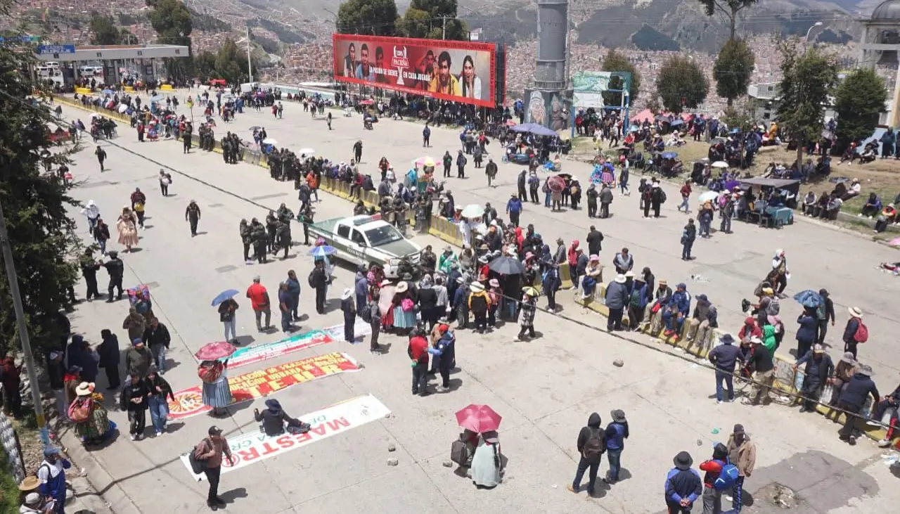 Un grupo de 34 peruanos regresa a su país tras permanecer varado en Bolivia por bloqueos