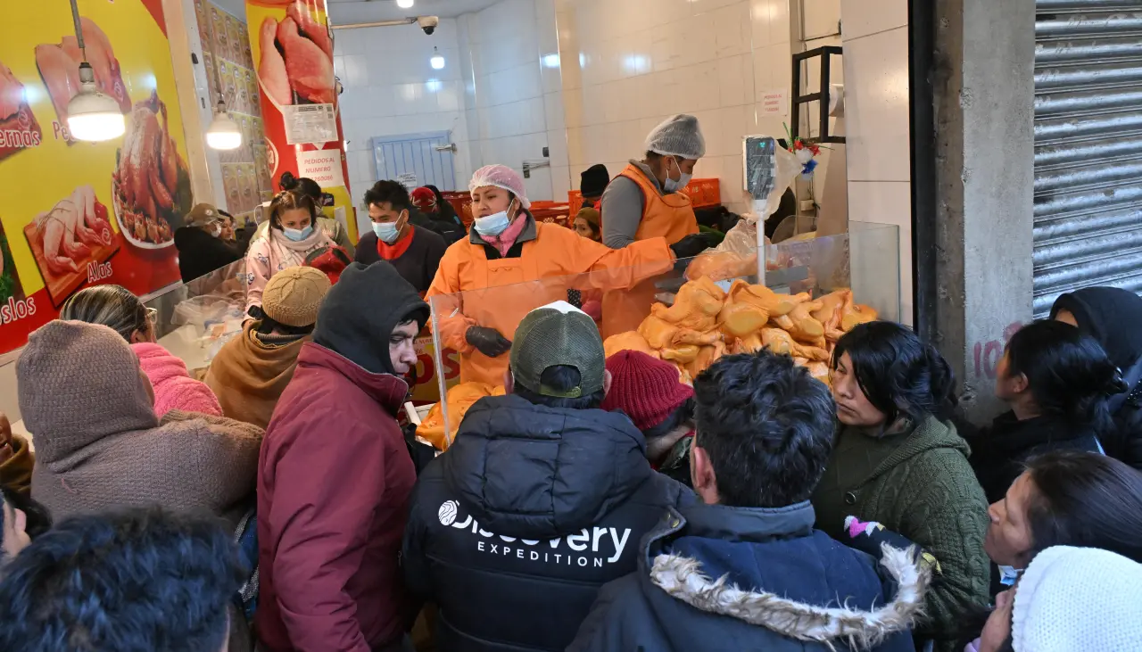 Ante bloqueos, la desesperación invade a las familias por productos que escasean y se ofrecen con precios inestables