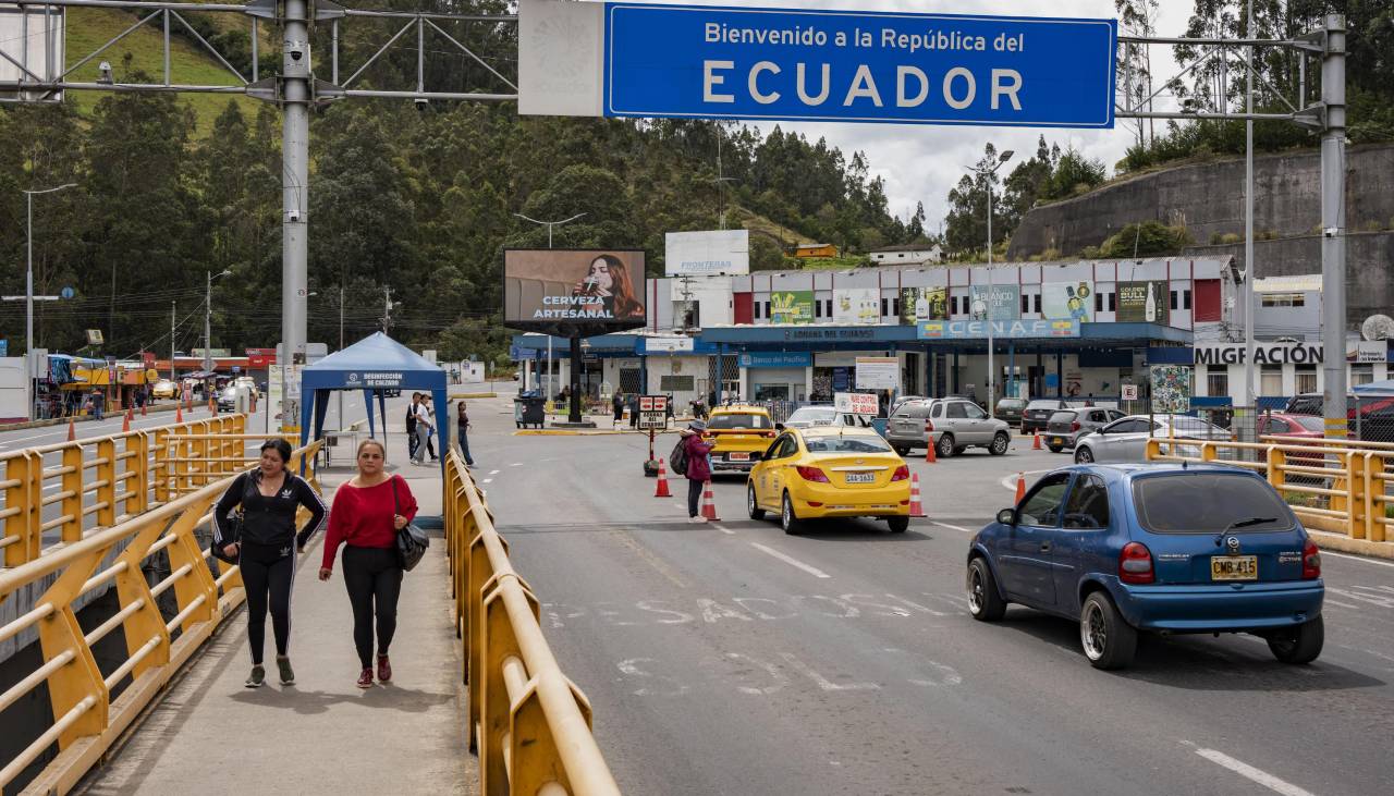 Ecuador elevará a 100% aranceles a Colombia y Petro lo califica de “monstruosidad”