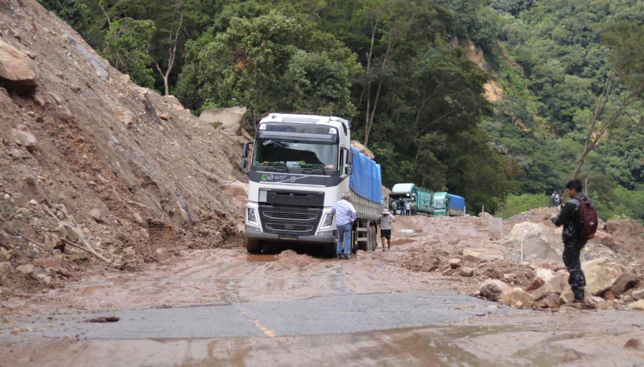 Transportista sobre ruta a los valles cruceños afectada por deslizamientos: “Hay que andar con precaución”