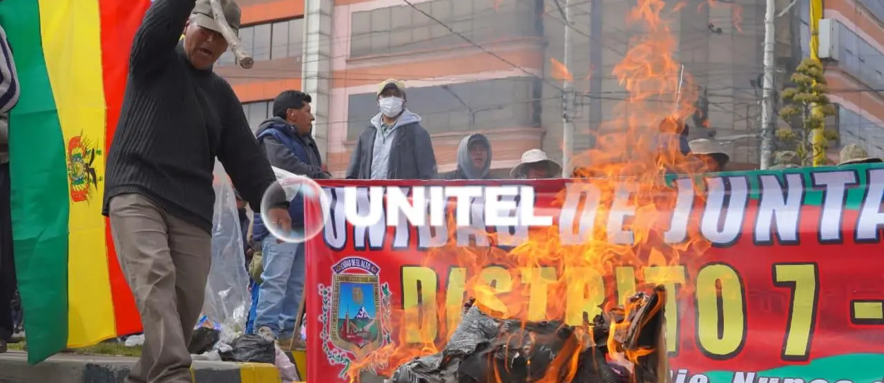 Un grupo de personas bloquea el ingreso al aeropuerto de El Alto e impide el paso de personas