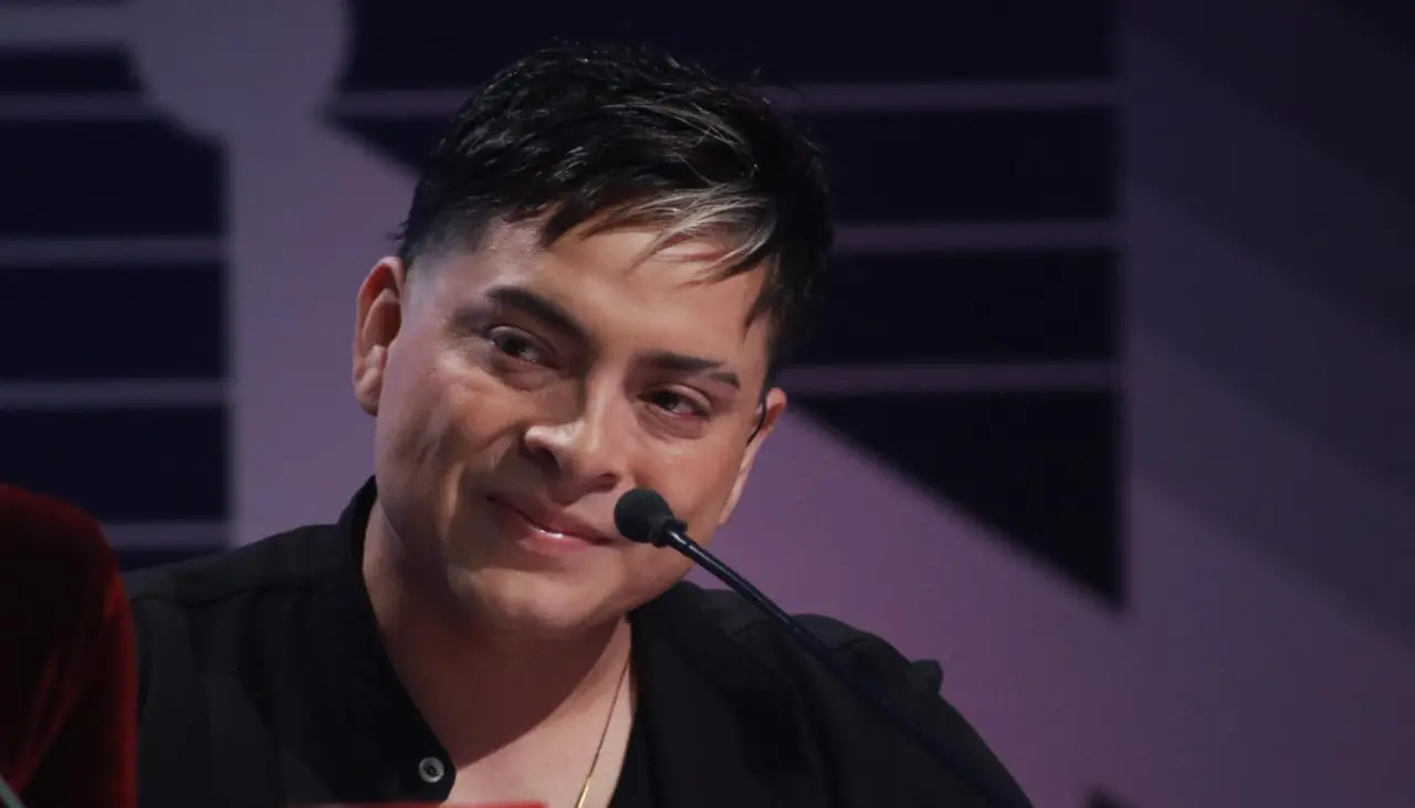 Luis Vega llora tras sentirse identificado con la historia de uno de los imitadores de Yo Me Llamo 