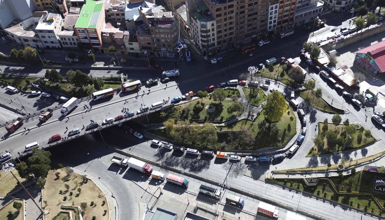 Gobierno y transportistas de La Paz declaran cuarto intermedio en el diálogo por la distribución de combustibles