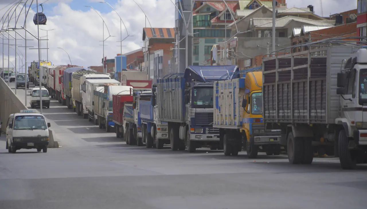 Tras dos semanas sin bloqueos en Bolivia, las filas por diésel y gasolina siguen sin solución