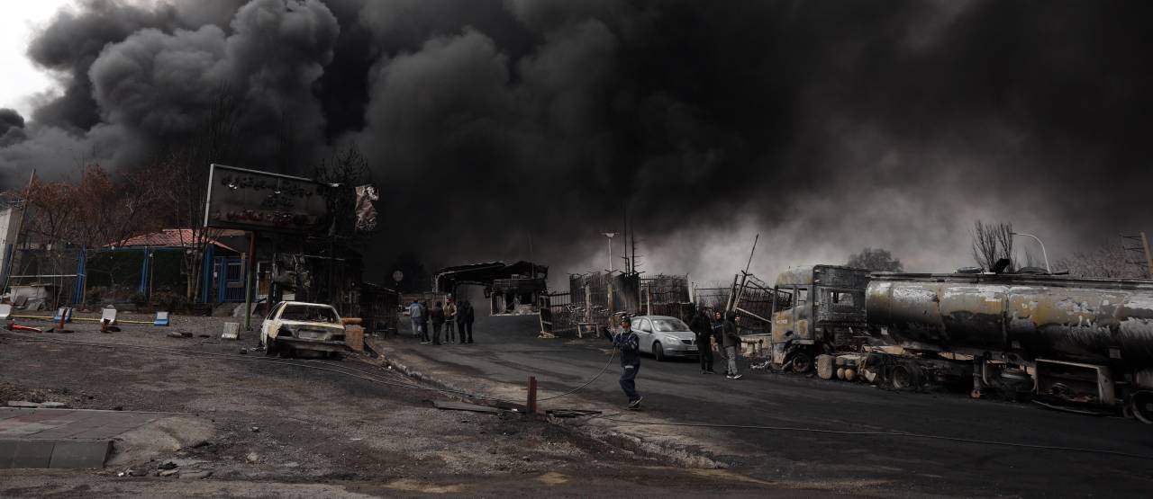 Teherán amanece envuelta en nubes tóxicas tras ataque israelíes a instalaciones petroleras