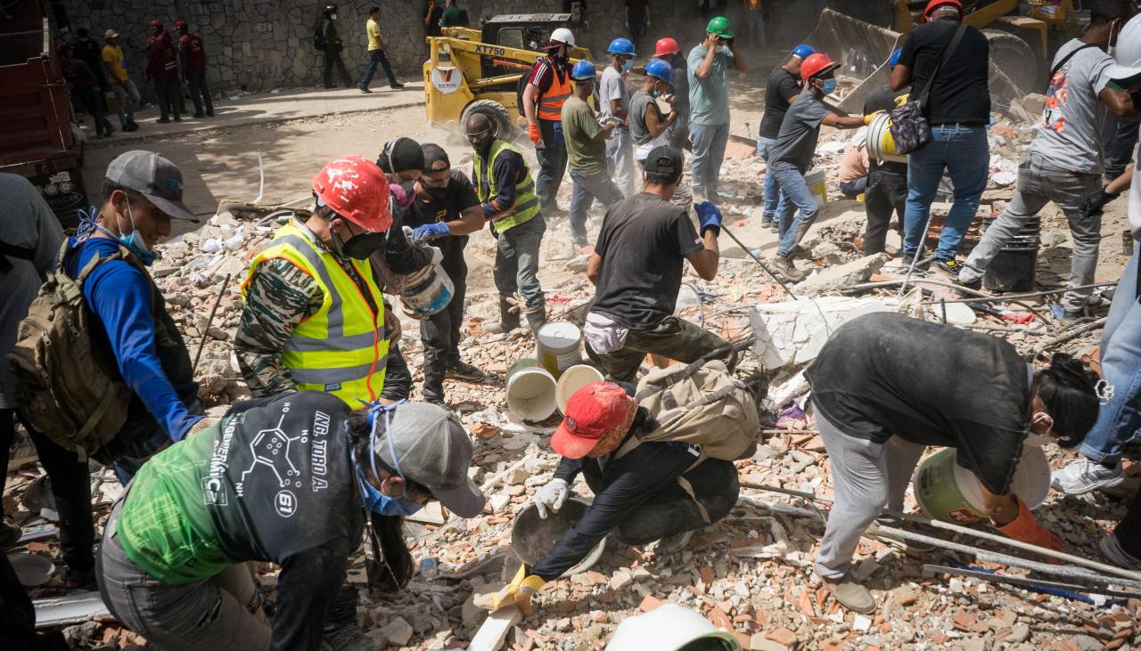 “Zona de desastre”: Búsqueda desesperada de sobrevivientes tras terremotos que dejan 188 muertos en Venezuela