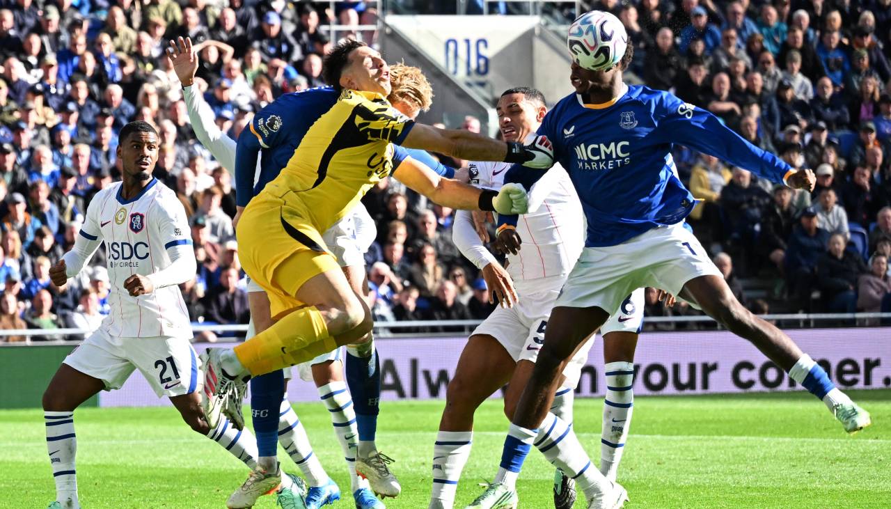 Chelsea gana 2-0 a Everton, pero Dibu Martínez queda KO por golpe en la cabeza