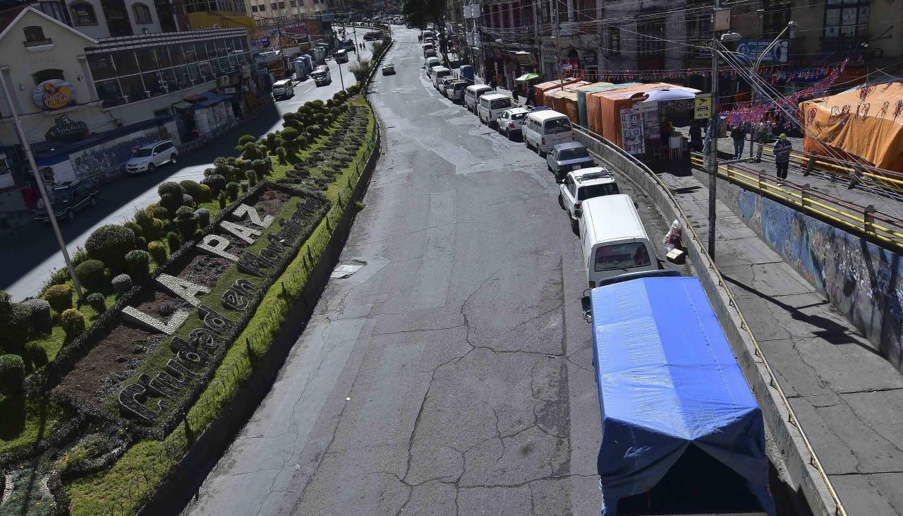Transporte pesado advierte con desbloquear las carreteras de Bolivia y lamenta que cisternas están paradas en carreteras 