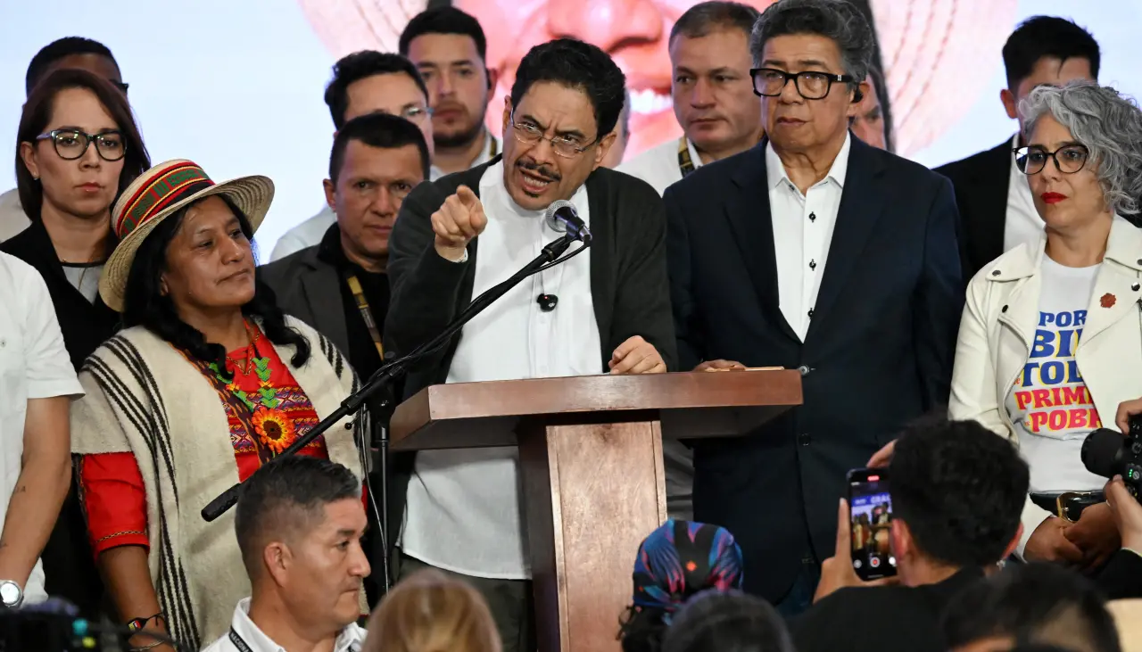 Candidato Cepeda acusa al presidente ecuatoriano de “meter mano” en elecciones colombianas