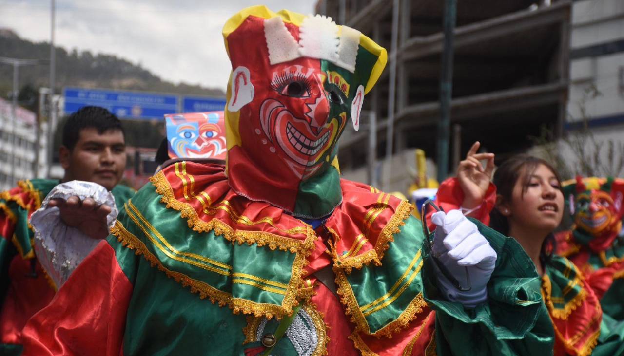 Más de 3.000 pepinos reivindican en un desfile a este personaje del Carnaval paceño