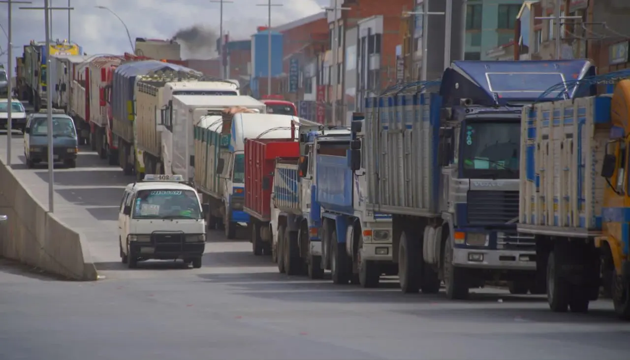 A casi dos semanas del final de los bloqueos, persisten las filas por diésel en algunas estaciones de servicio de La Paz y El Alto