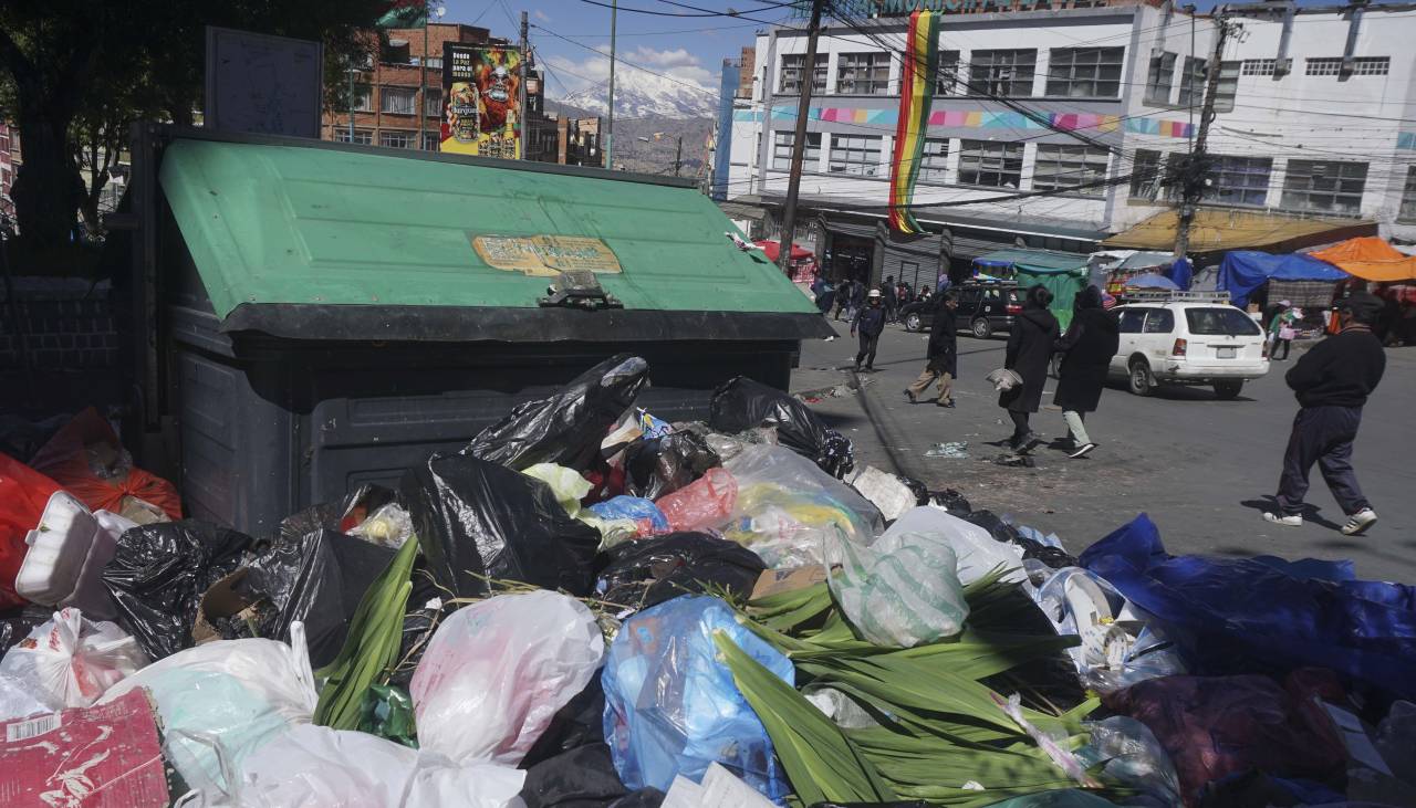 Alcaldía de La Paz y trabajadores de aseo urbano firman acuerdo para el recojo de basura