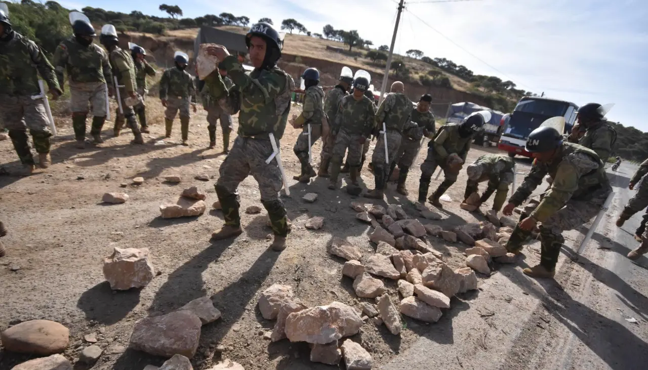 Pese a intervención de policías y militares, los bloqueos siguen en cuatro departamentos