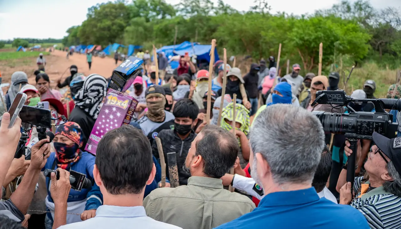 Avasalladores atacan a cívicos cruceños y denuncian “secuestro” del gobernador Camacho 