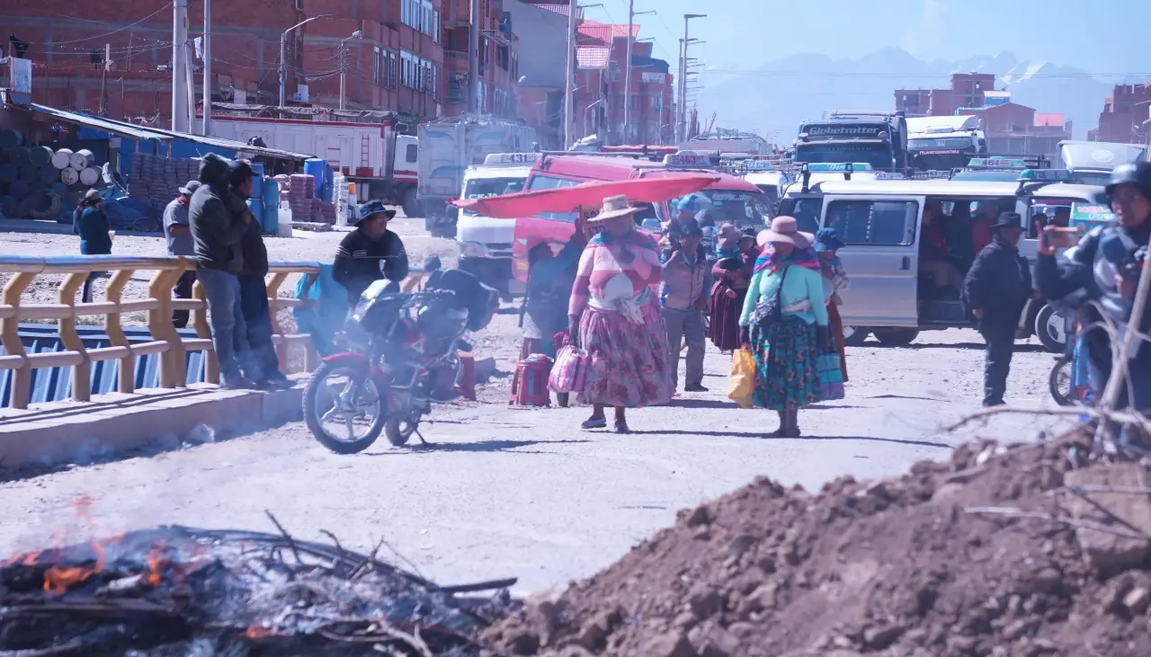 La Paz: Persisten bloqueos en las rutas a Desaguadero y Copacabana por combustible y alza de precios