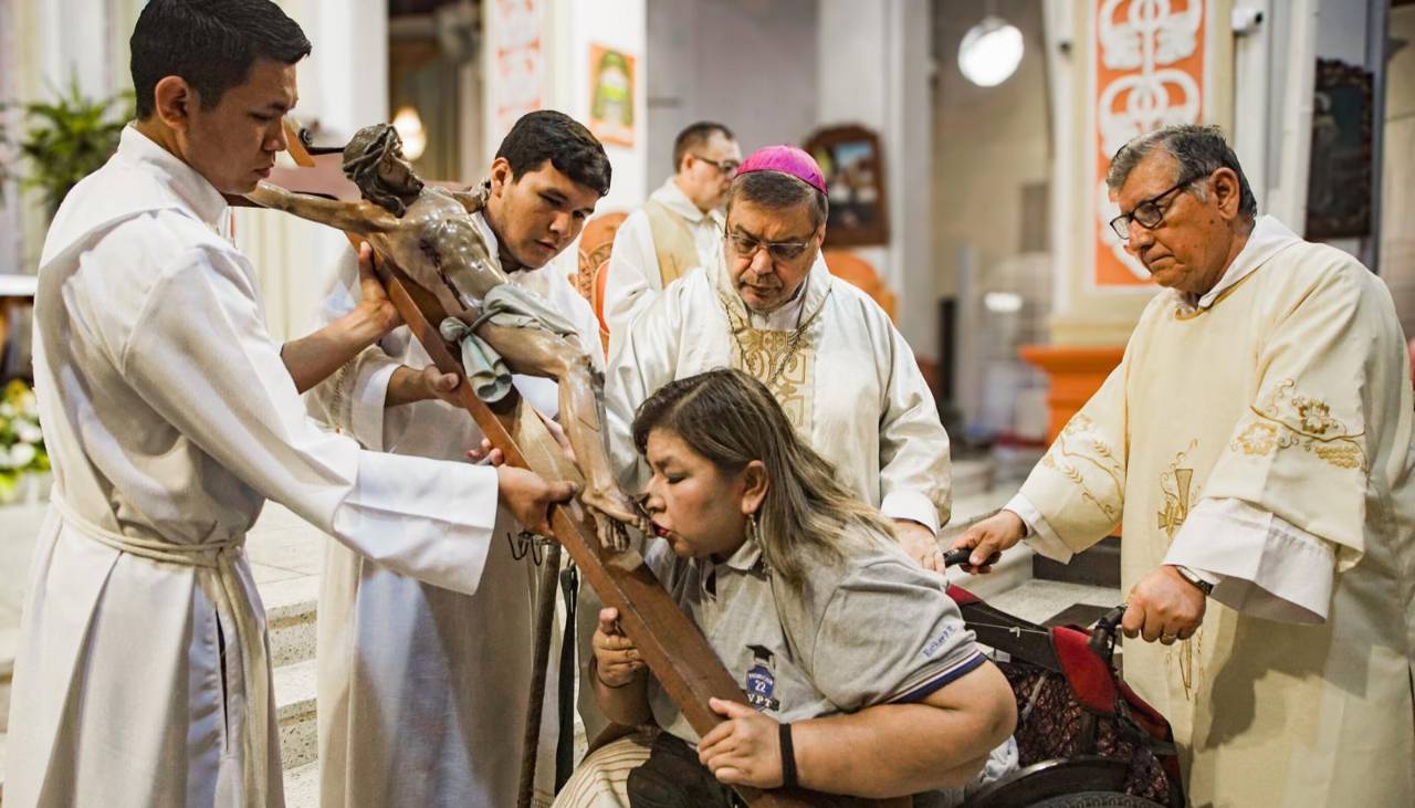 Santa Cruz se viste de fe: Fieles se preparan para el Jueves Santo con reflexión y penitencia 