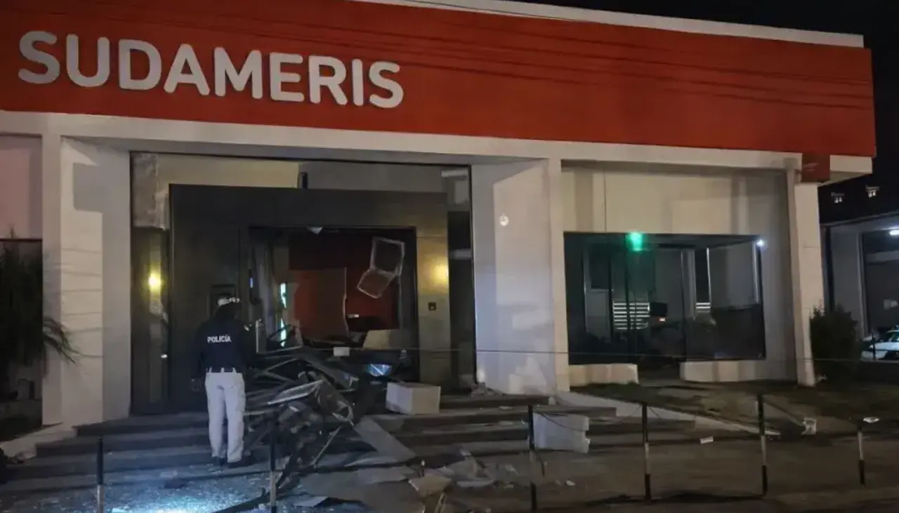 Con explosivos: Comando armado asalta un banco fronterizo en Paraguay 